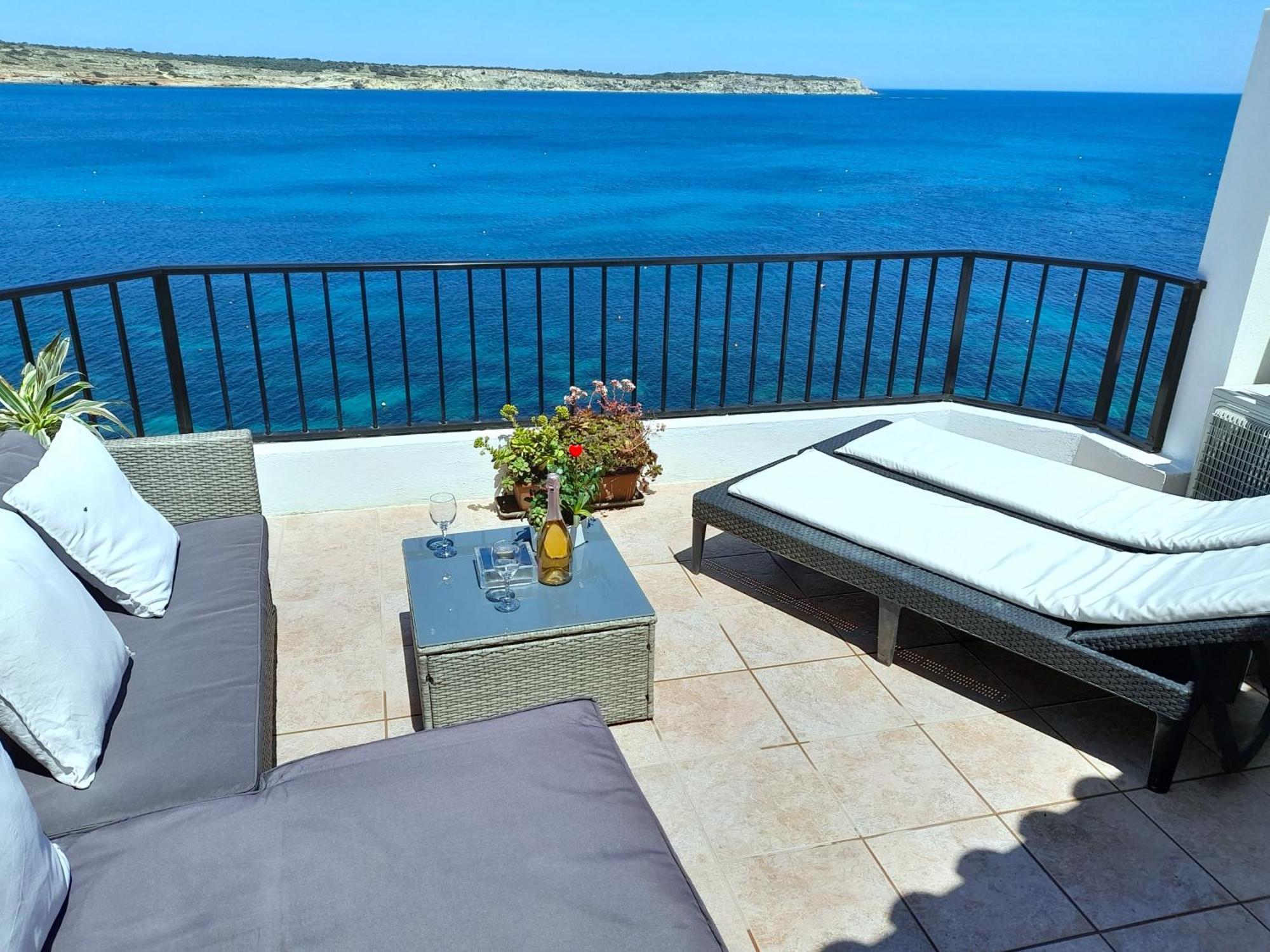 Seafront Apartment Terrace, Lounger & Panoramic Ocean Views Mellieħa Zimmer foto