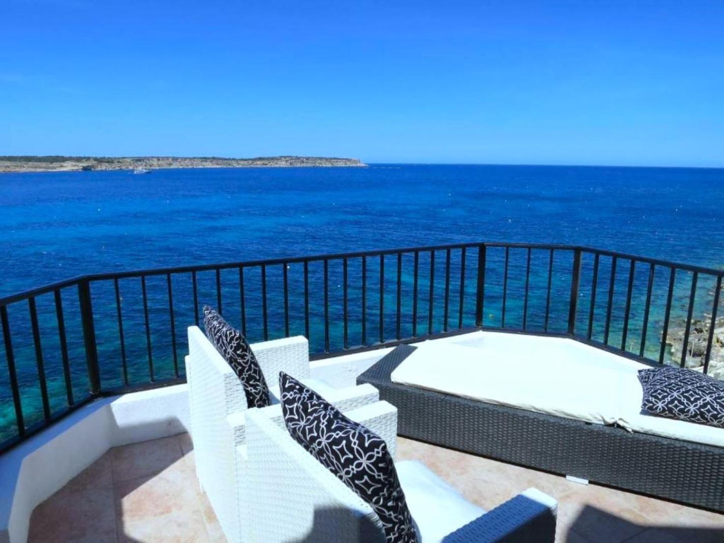 Seafront Apartment Terrace, Lounger & Panoramic Ocean Views Mellieħa Exterior foto