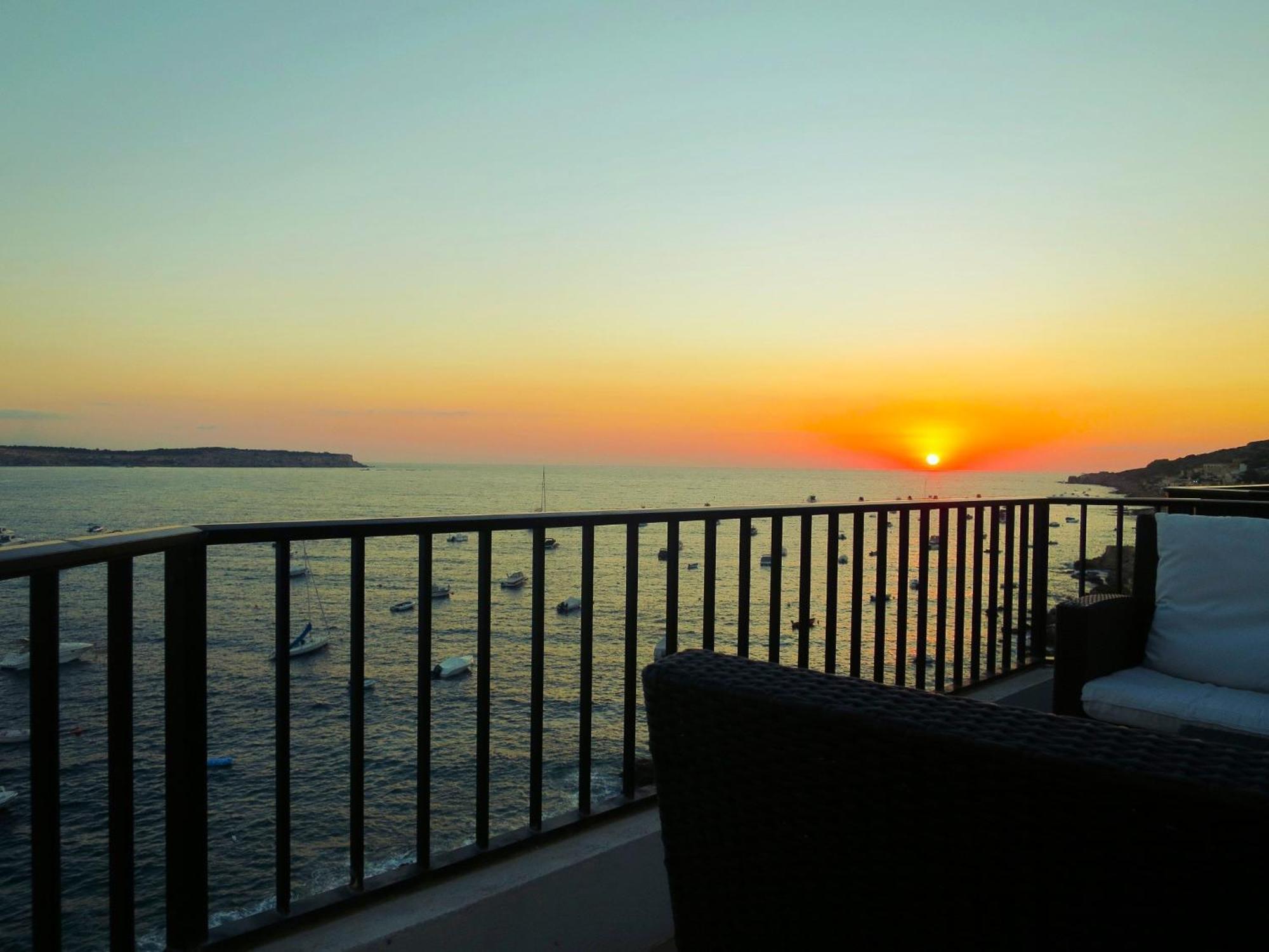 Seafront Apartment Terrace, Lounger & Panoramic Ocean Views Mellieħa Zimmer foto